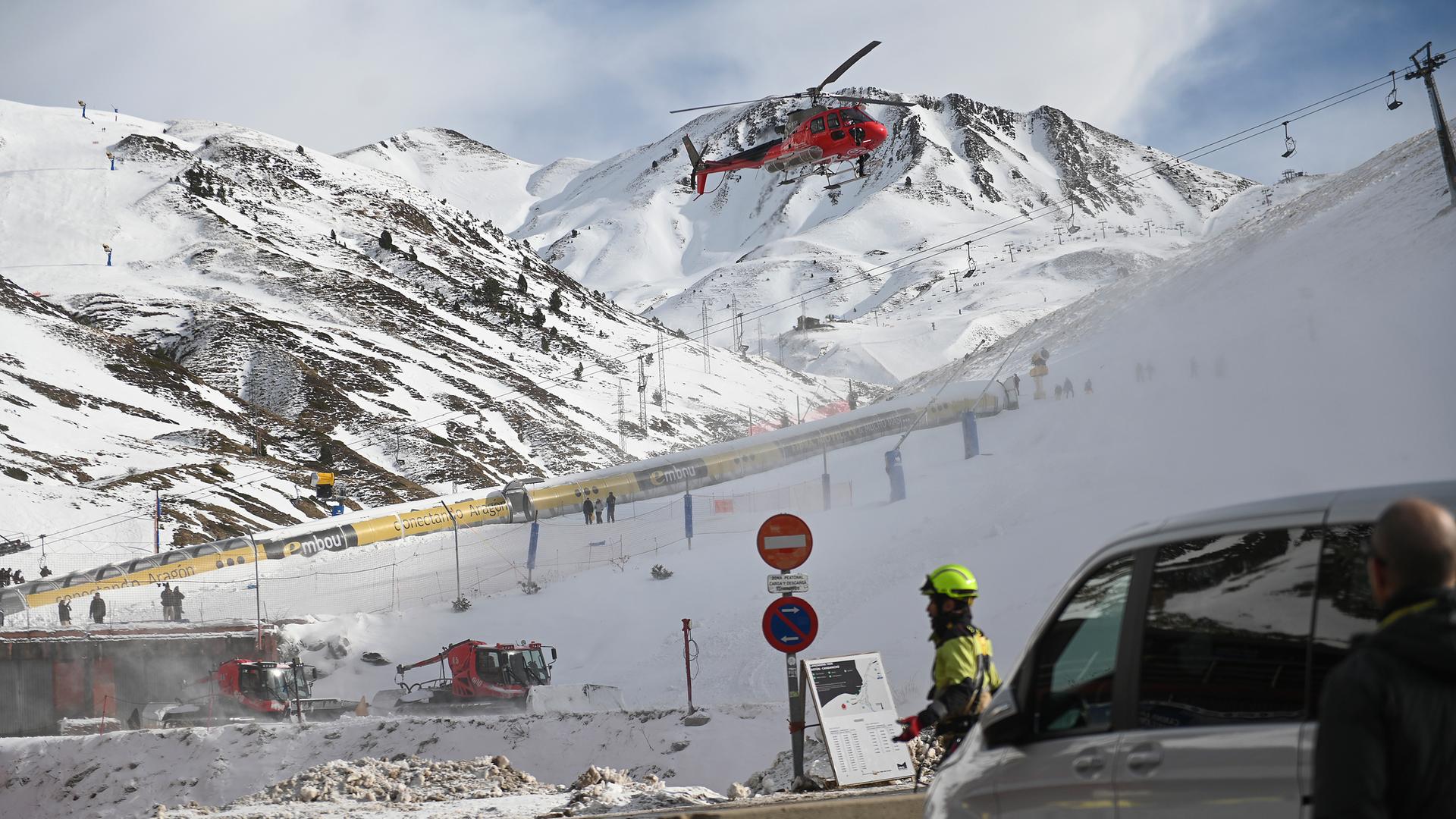 Ein Notfallhubschrauber fliegt über die Skilifte im Skigebiet Astun in Huesca, Spanien, aufgenommen am 18.01.2025