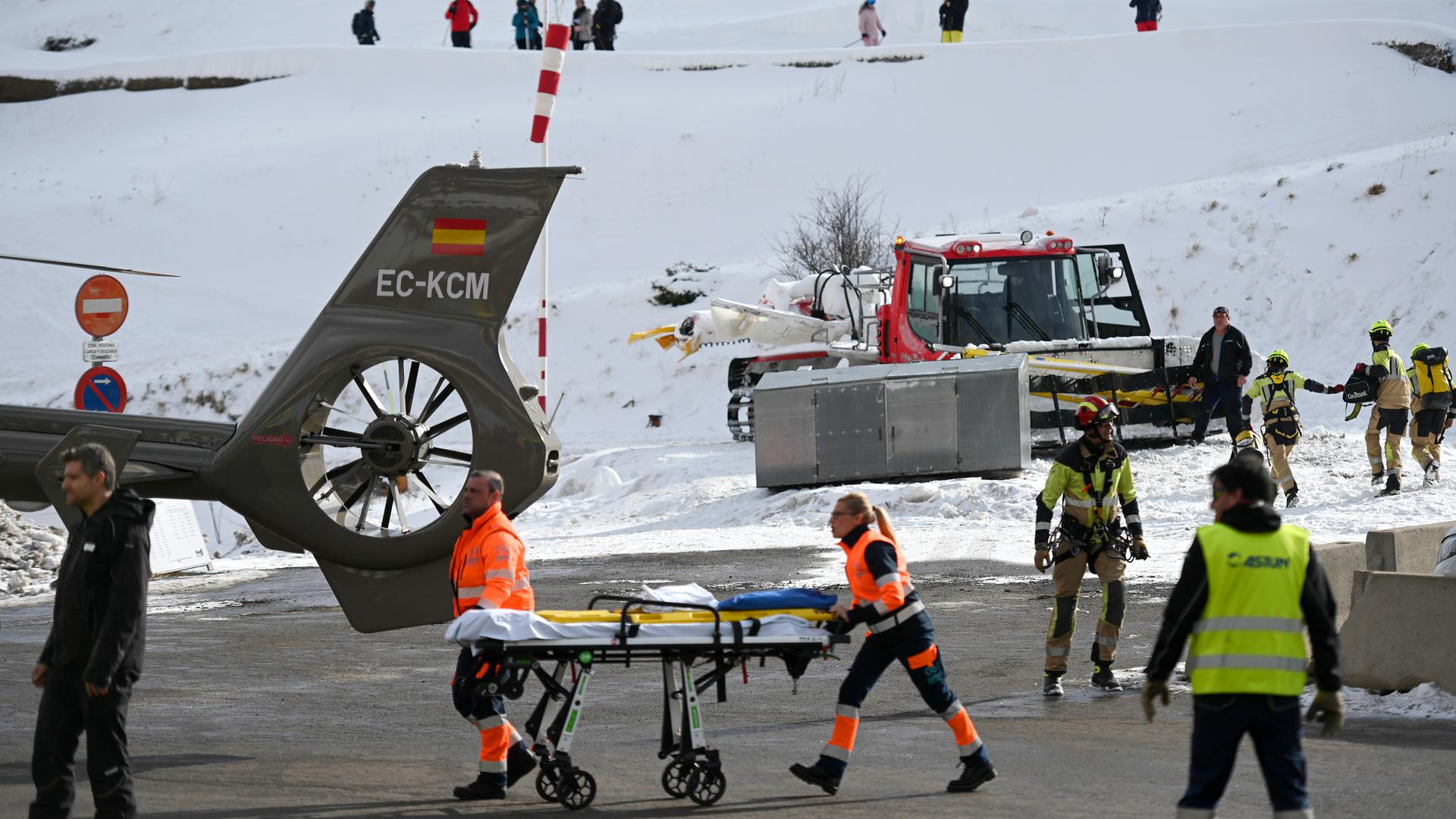 Rettungskräfte sind im Skigebiet Astun im Einsatz, aufgenommen am 18.01.2025