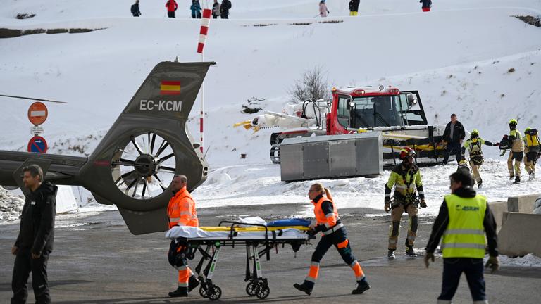 Rettungskräfte sind im Skigebiet Astun im Einsatz, aufgenommen am 18.01.2025