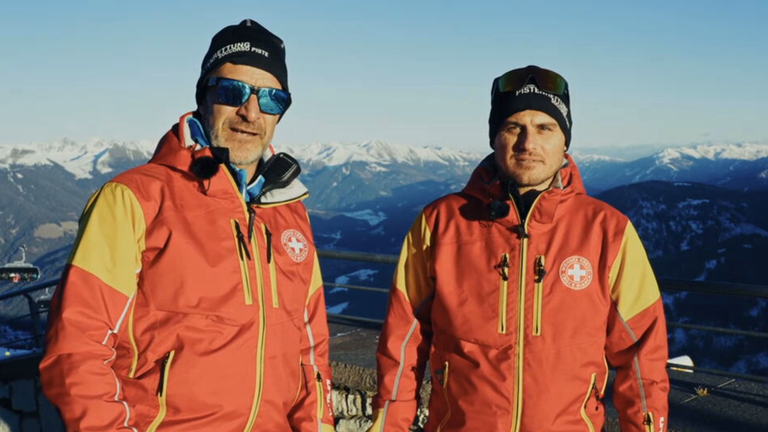 Rettungssanitäter im Einsatz auf der Skipiste