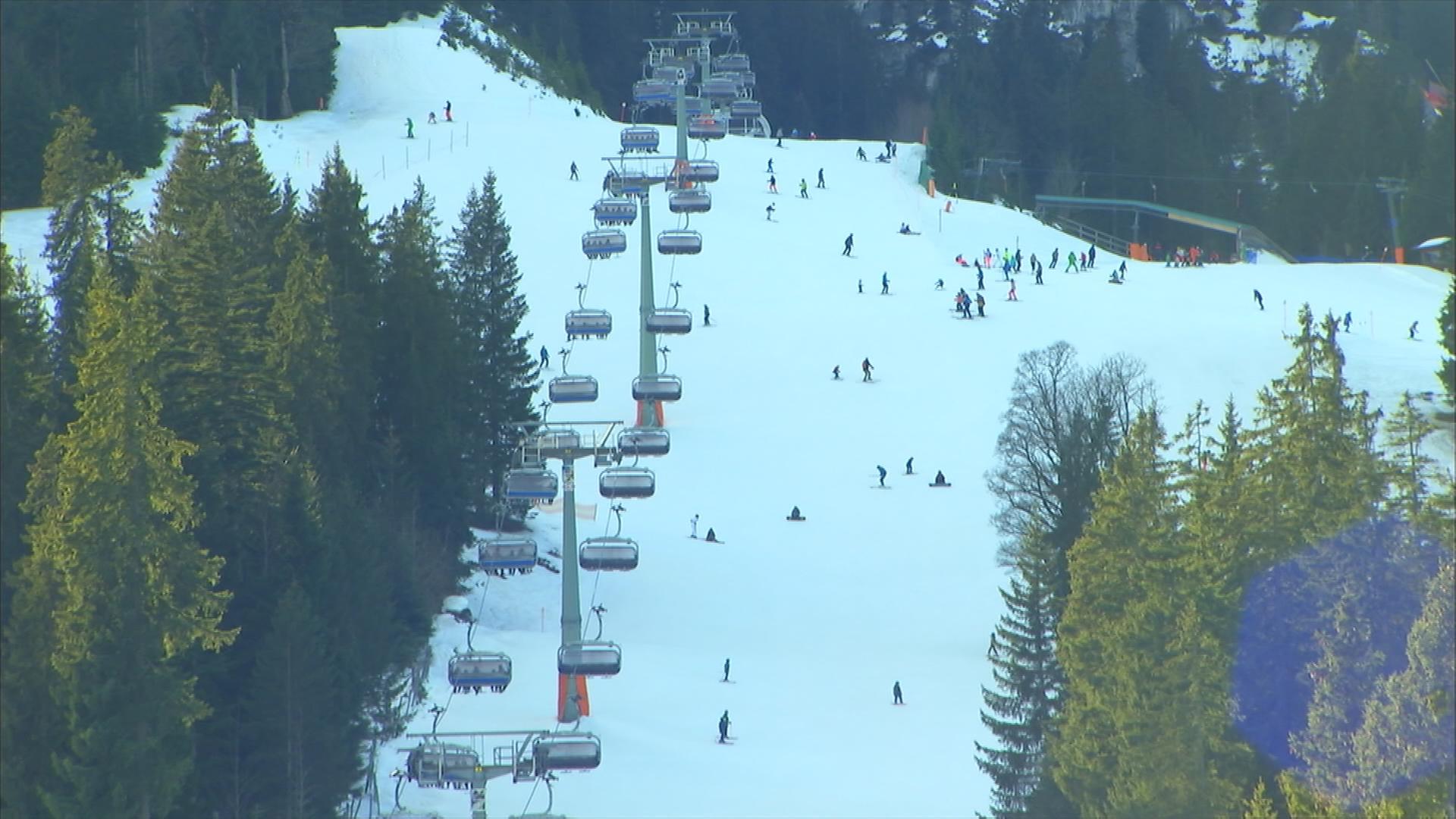 Auf dem Bild sieht man eine Ski Piste und ein Lift.
