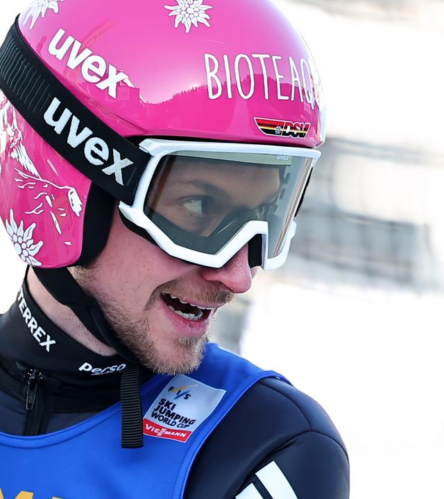 Felix Hoffmann freut sich nach seinem Sprung.