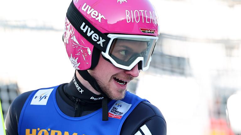 Felix Hoffmann freut sich nach seinem Sprung.