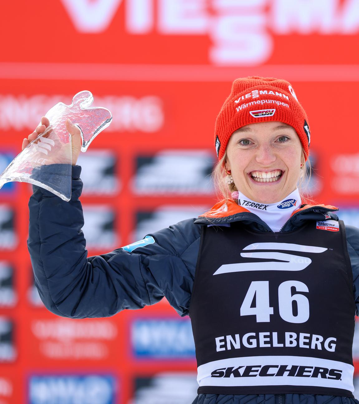 Skispringerin Katharina Schmid zeigt am 21. Dezember ihren Pokal beim Weltcup in Engelberg.