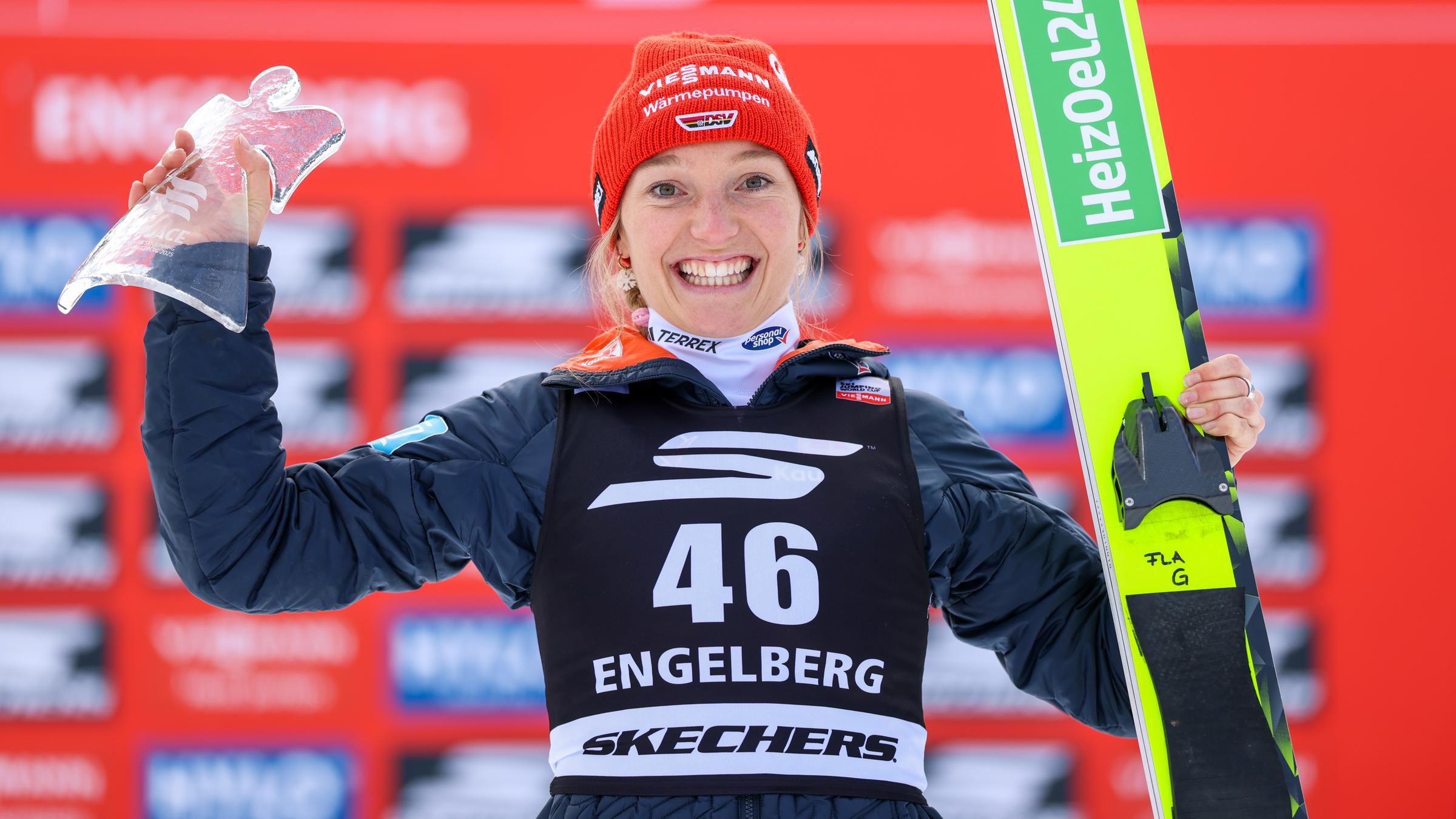 Skispringerin Katharina Schmid zeigt am 21. Dezember ihren Pokal beim Weltcup in Engelberg.
