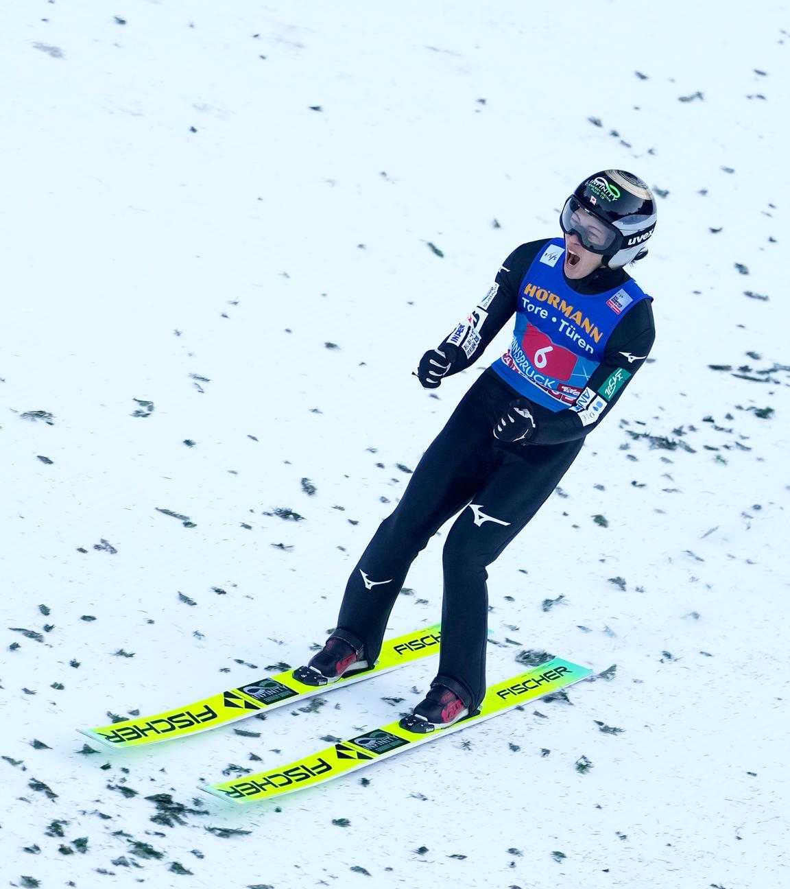 Ren Nikaido ballt bei der Landung beide Fäuste.