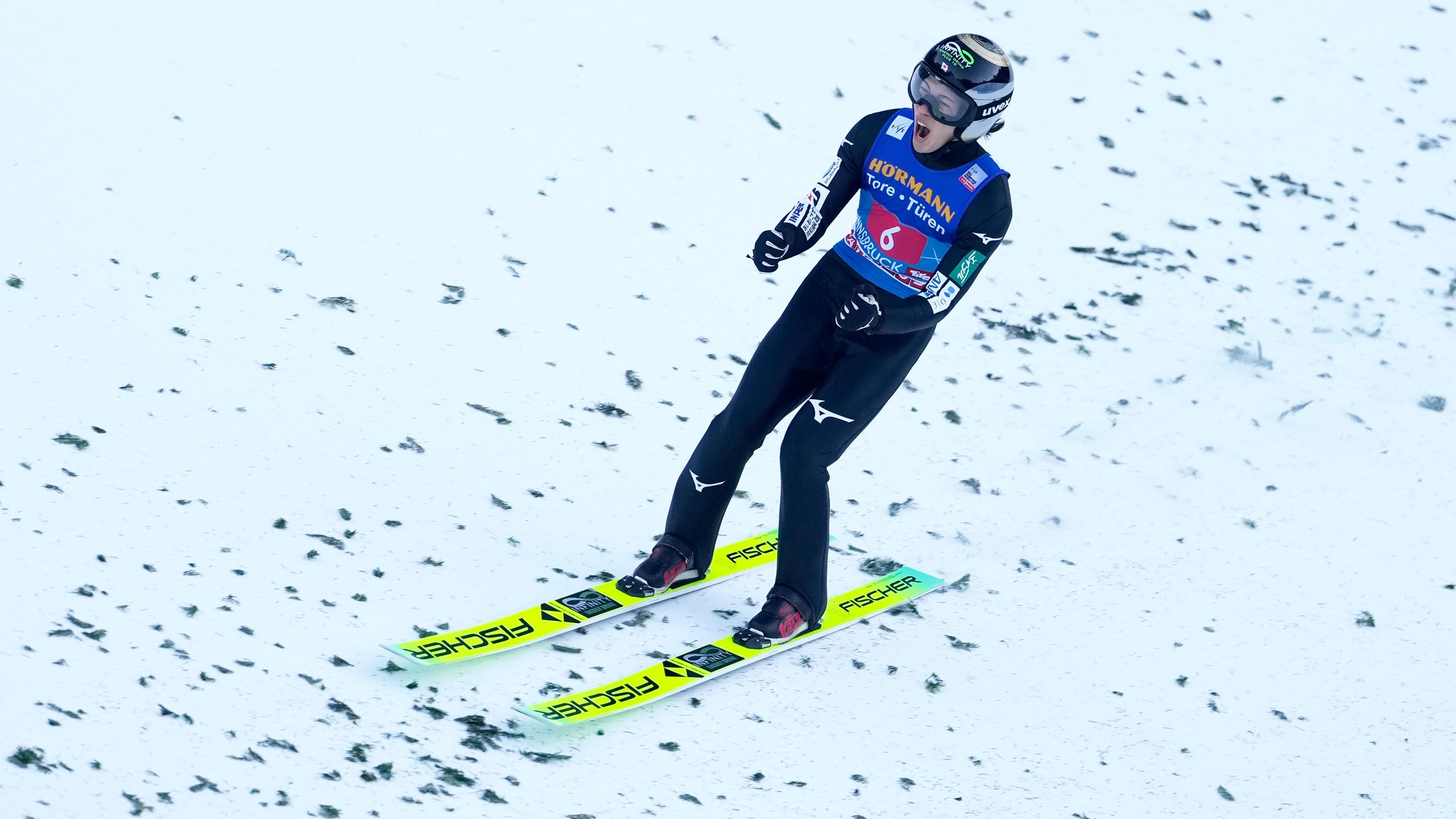 Ren Nikaido ballt bei der Landung beide Fäuste.