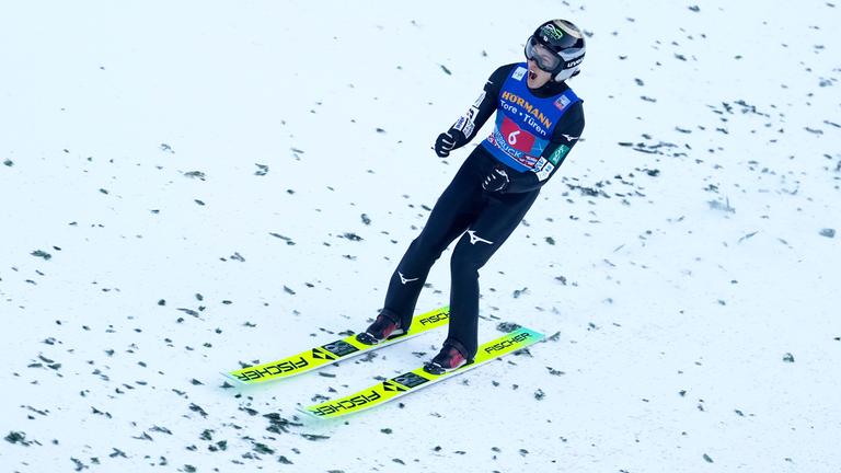 Ren Nikaido ballt bei der Landung beide Fäuste.