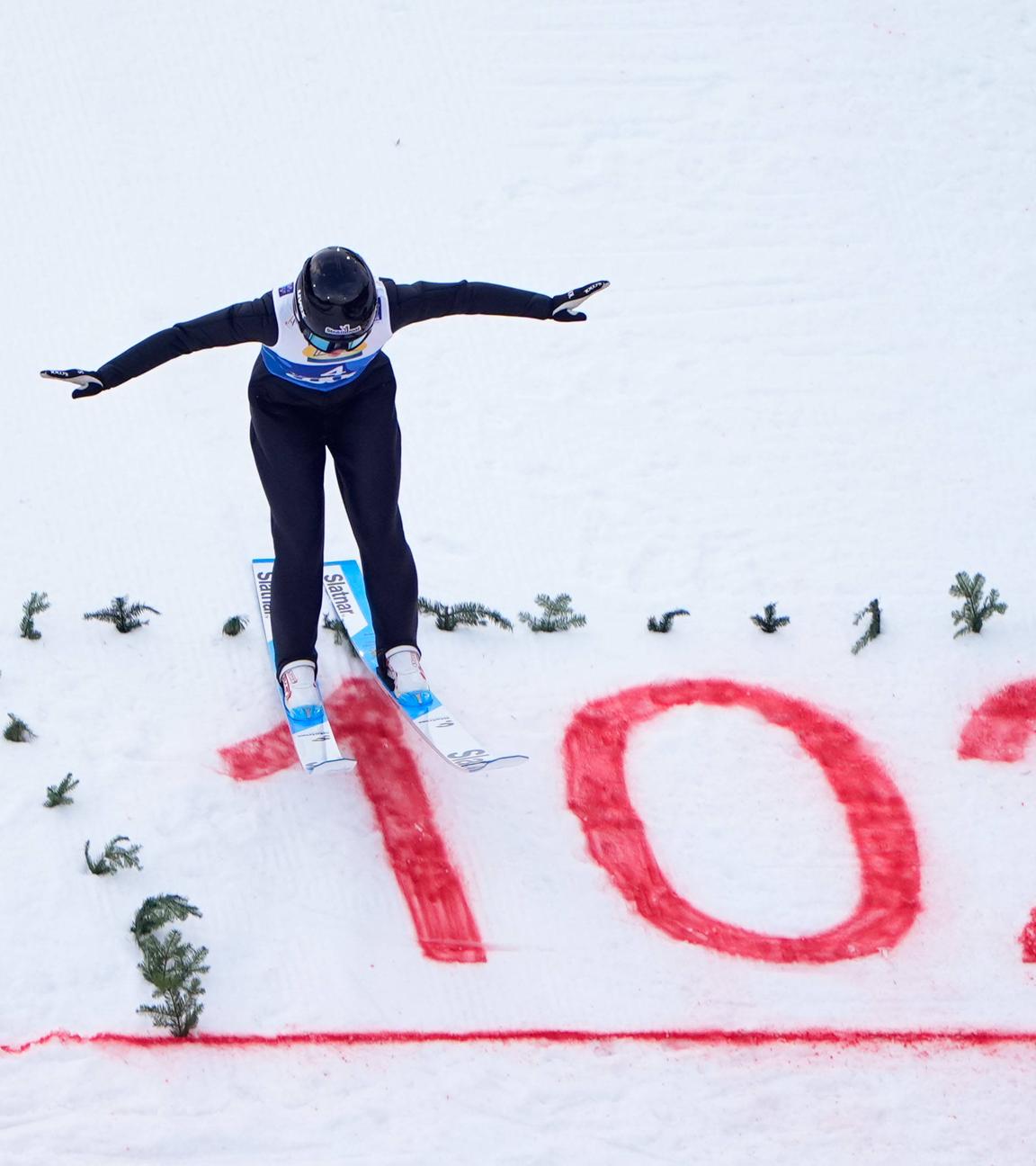 Kombiniererin Alexa Brabac (USA) springt beim Mixed-Teamwettbewerb bei der WM in Trondheim