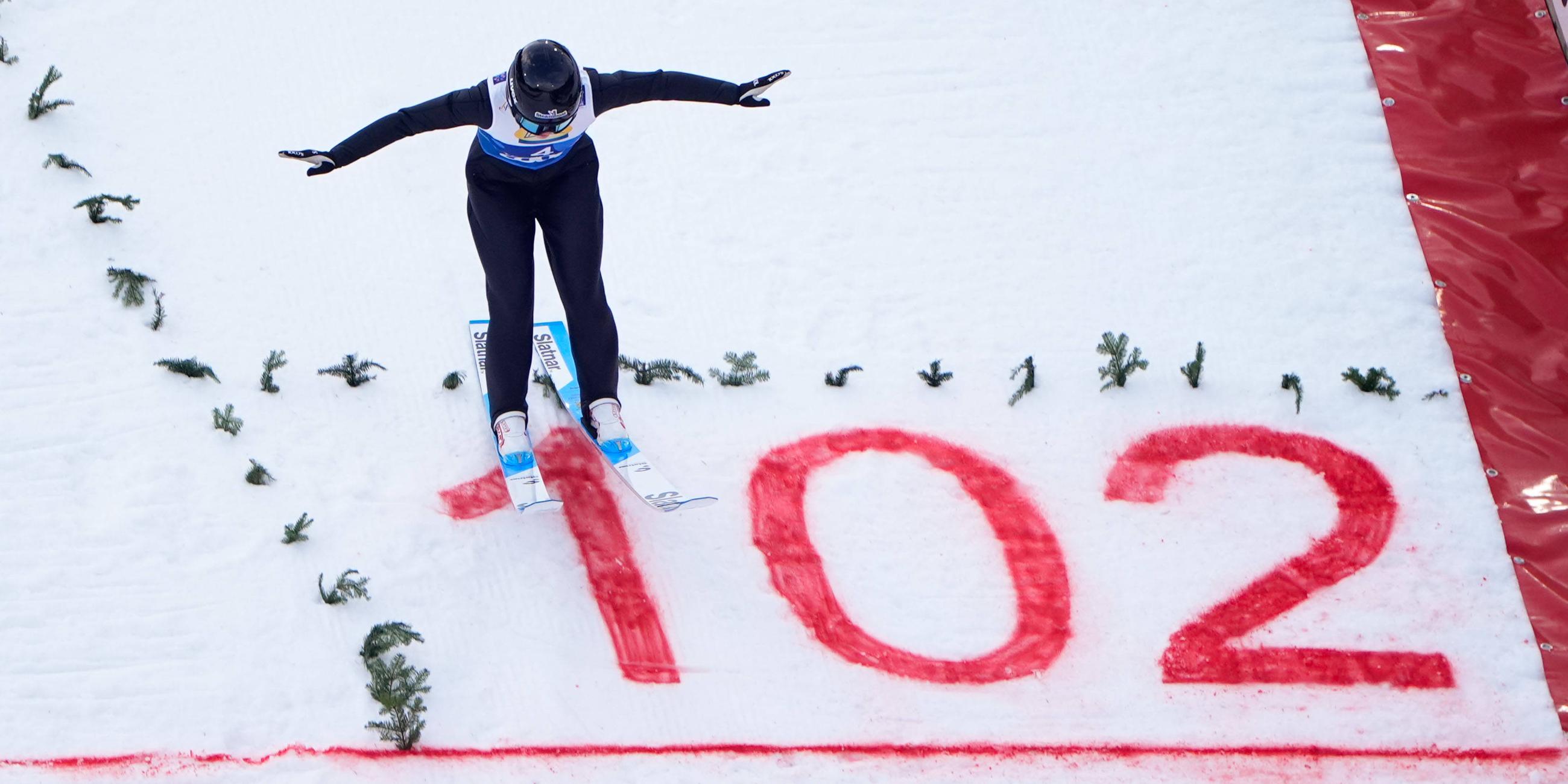 Kombiniererin Alexa Brabac (USA) springt beim Mixed-Teamwettbewerb bei der WM in Trondheim