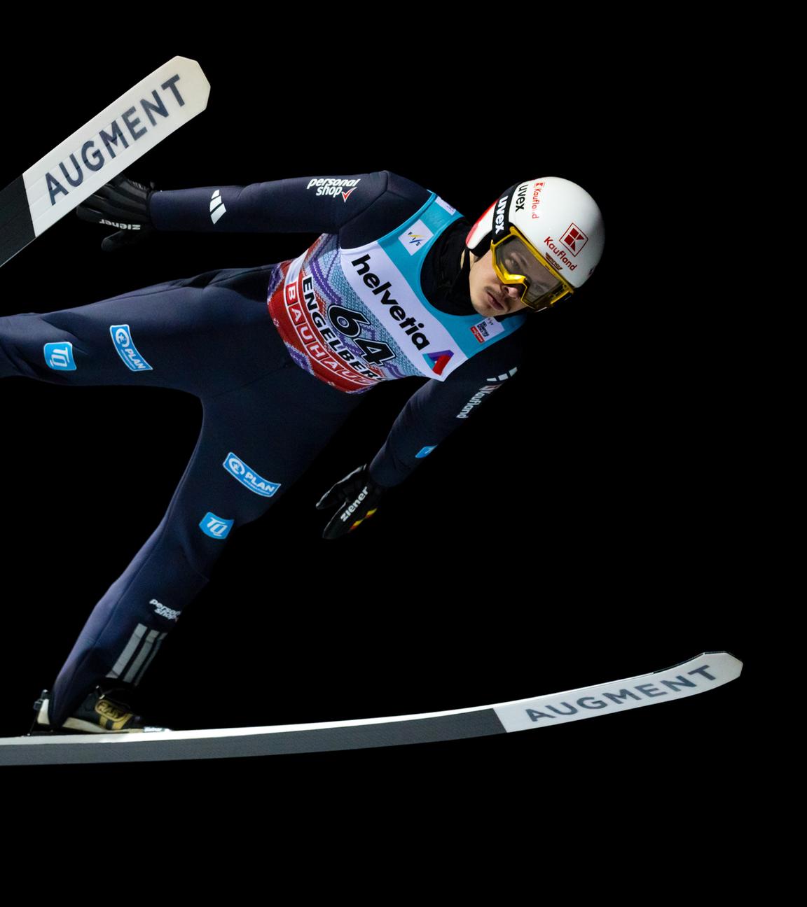 Schweiz, Engelberg: Ski nordisch, Skispringen, Männer, FIS Skisprung-Weltcup, Gross-Titlis Schanze: Philipp Raimund aus Deutschland in Aktion.