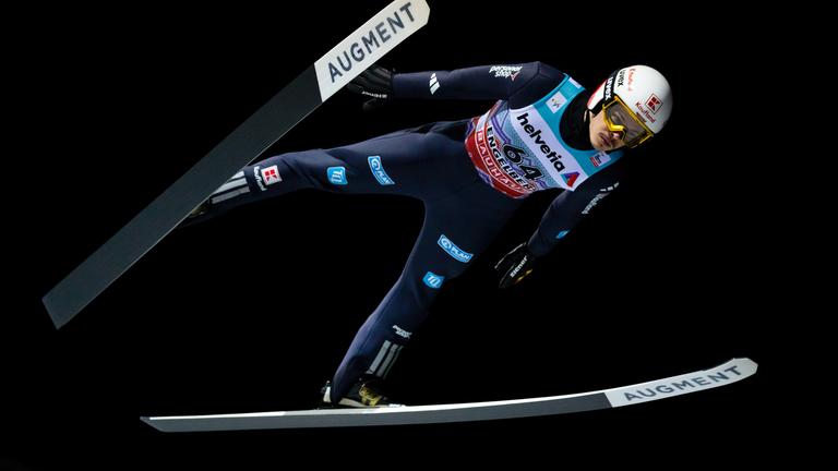 Schweiz, Engelberg: Ski nordisch, Skispringen, Männer, FIS Skisprung-Weltcup, Gross-Titlis Schanze: Philipp Raimund aus Deutschland in Aktion.