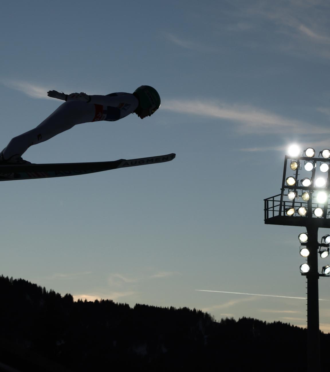 Skispringen Two Nights Tour: Eva Pinkelnig aus Österreich in Aktion