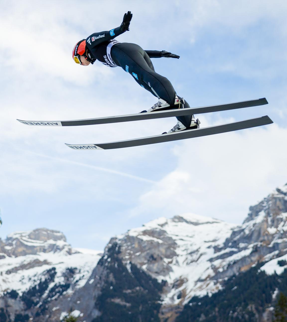 Schweiz, Engelberg: Ski nordisch/Skispringen: Weltcup, Großschanze, Frauen. Selina Freitag aus Deutschland fliegt beim FIS Skisprung-Weltcup der Damen auf der Gross-Titlis-Schanze durch die Luft.
