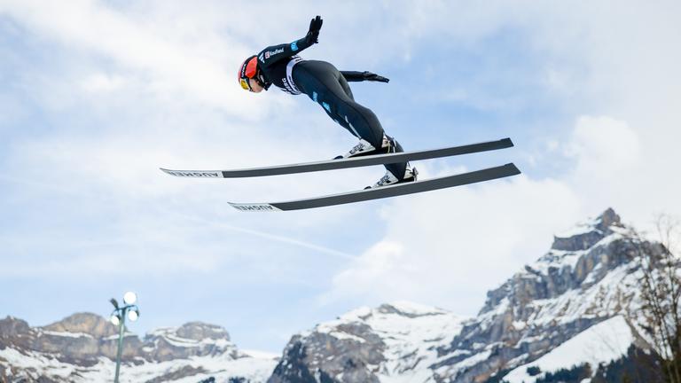 Schweiz, Engelberg: Ski nordisch/Skispringen: Weltcup, Großschanze, Frauen. Selina Freitag aus Deutschland fliegt beim FIS Skisprung-Weltcup der Damen auf der Gross-Titlis-Schanze durch die Luft.