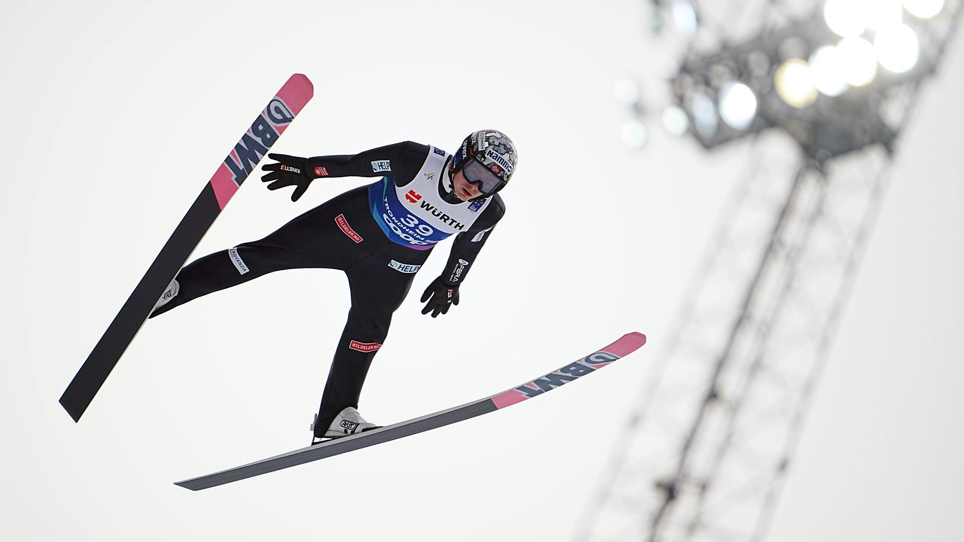 Der norwegische Skispringer Marius Lindvik im Flug
