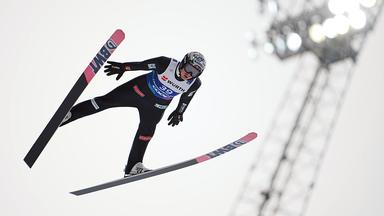 Der norwegische Skispringer Marius Lindvik im Flug