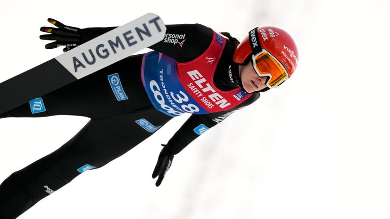 Skispringerin Selina Freitag sprint bei der WM in Trondheim