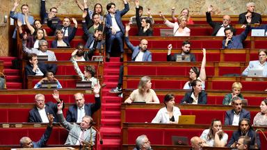 Parteimitglieder der France Insoumise heben ihre Hände im französischen Parlament bei einer Abstimmung zur Abschaffung des Sklavengesetzes.