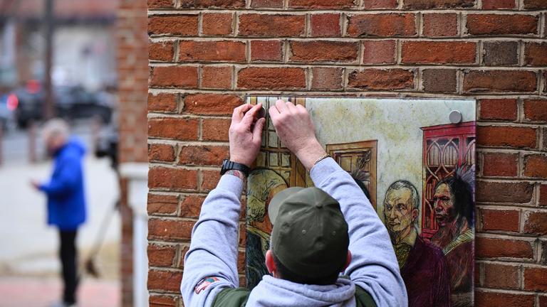  Tafeln, die zu einer Ausstellung über die Sklaverei im "Presidents House" in einem Nationalpark im US-Bundesstaat Pennsylvania gehören, werden wieder angebracht.