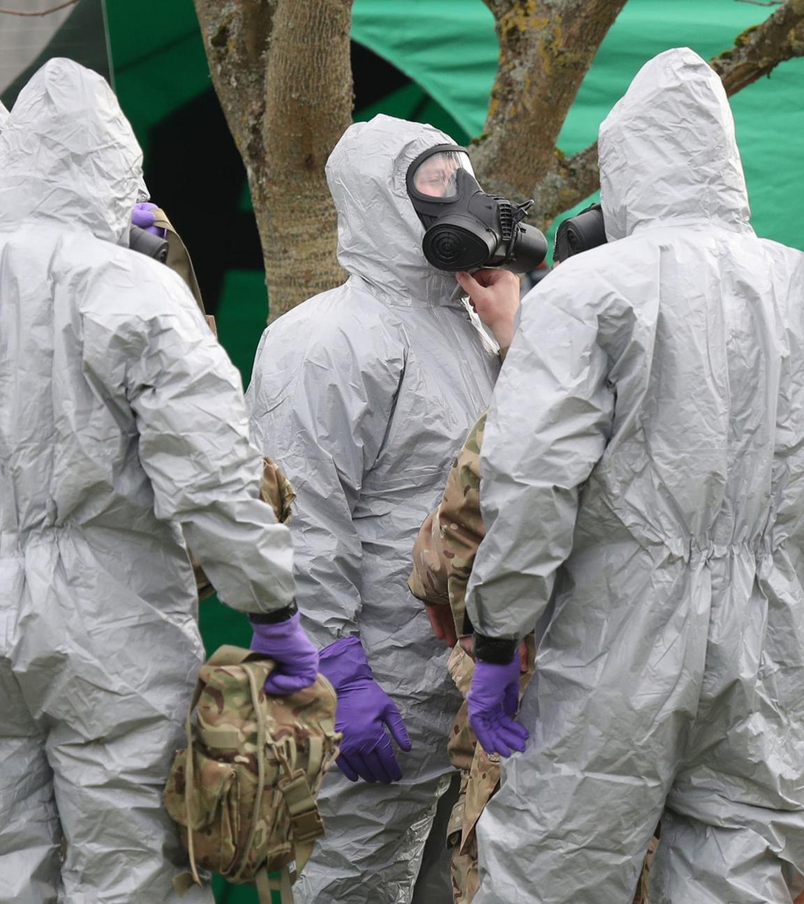 Soldaten tragen Schutzanzüge während der Ermittlungen zur Vergiftung des Ex-Doppelagenten Skripal und dessen Tochter. 