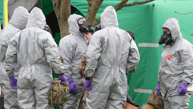 Soldaten tragen Schutzanzüge während der Ermittlungen zur Vergiftung des Ex-Doppelagenten Skripal und dessen Tochter. 