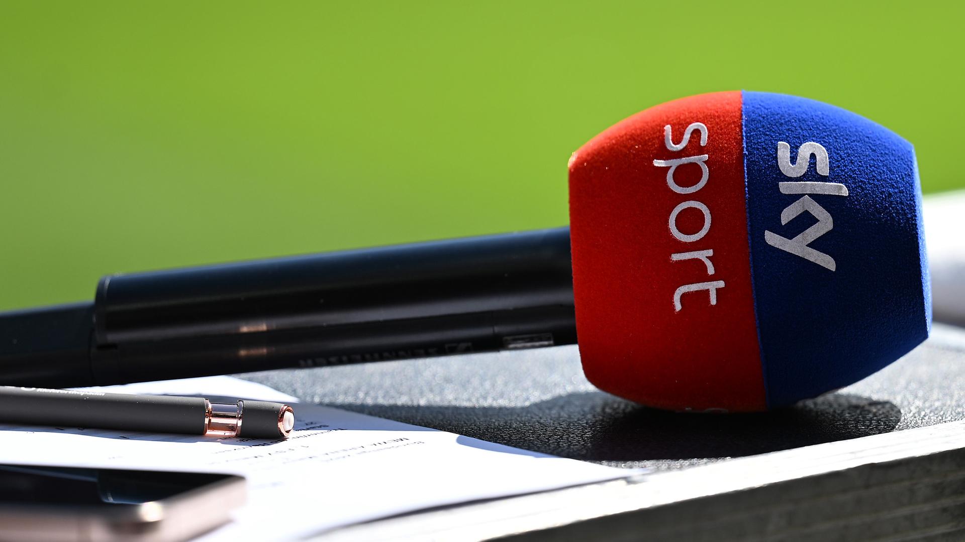 Ein Mikrofon eines Moderators von Sky Sport.