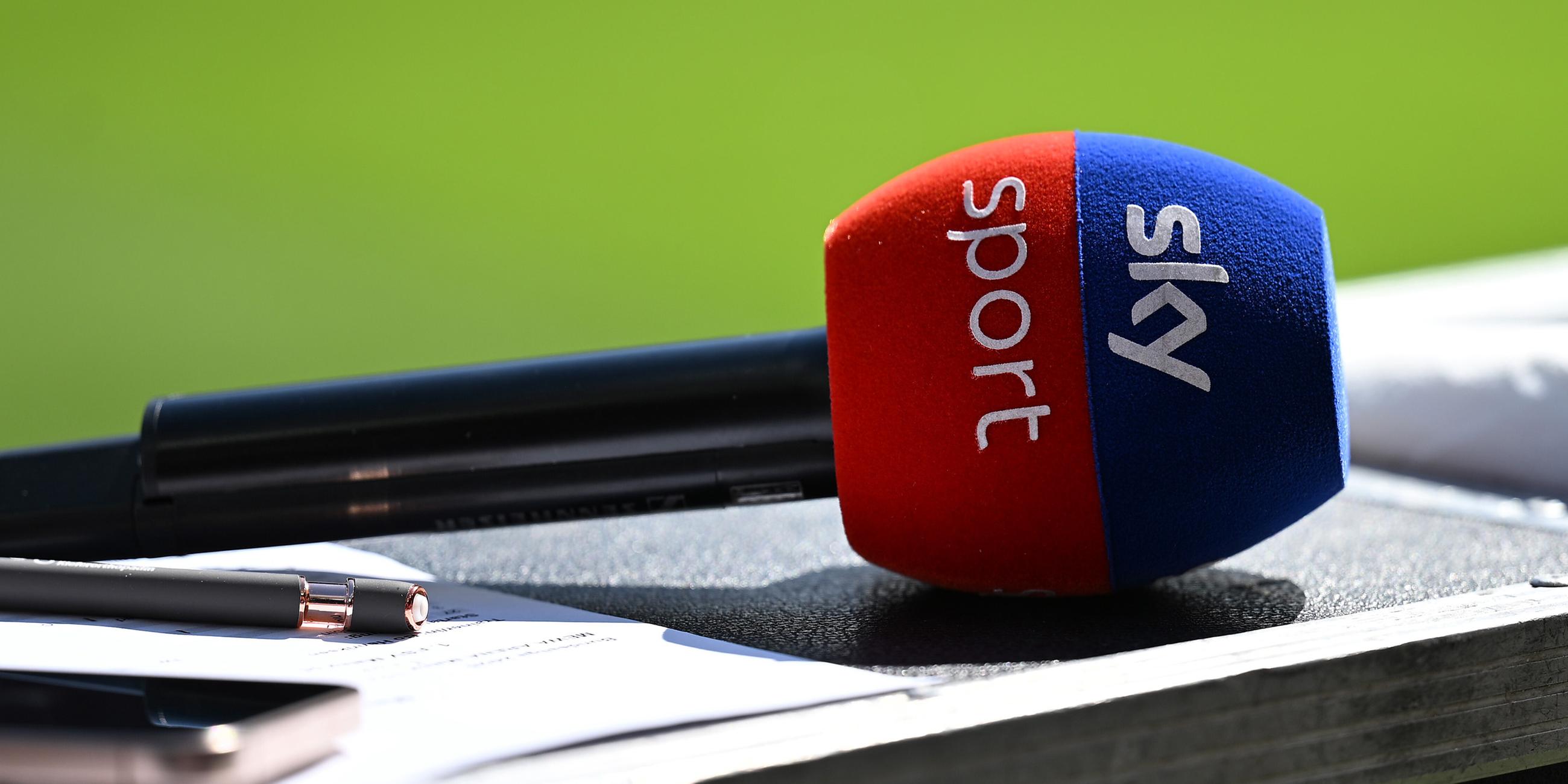 Ein Mikrofon eines Moderators von Sky Sport.