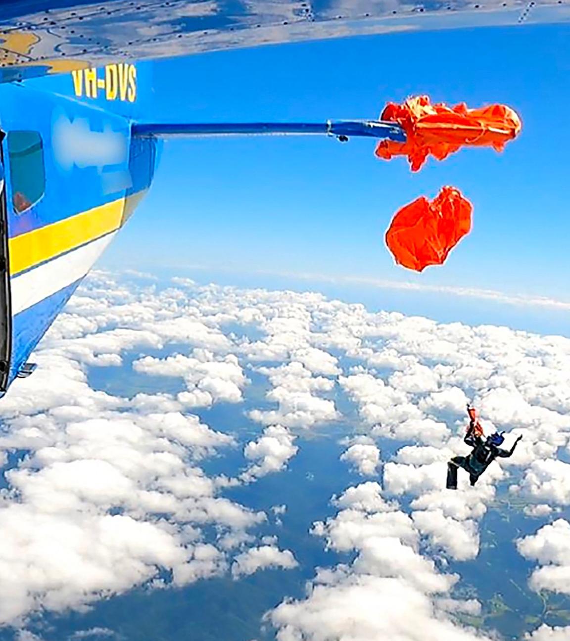 Fallschirm, der sicht am Flugzeug verfangen hat, Skydiver in der Luft