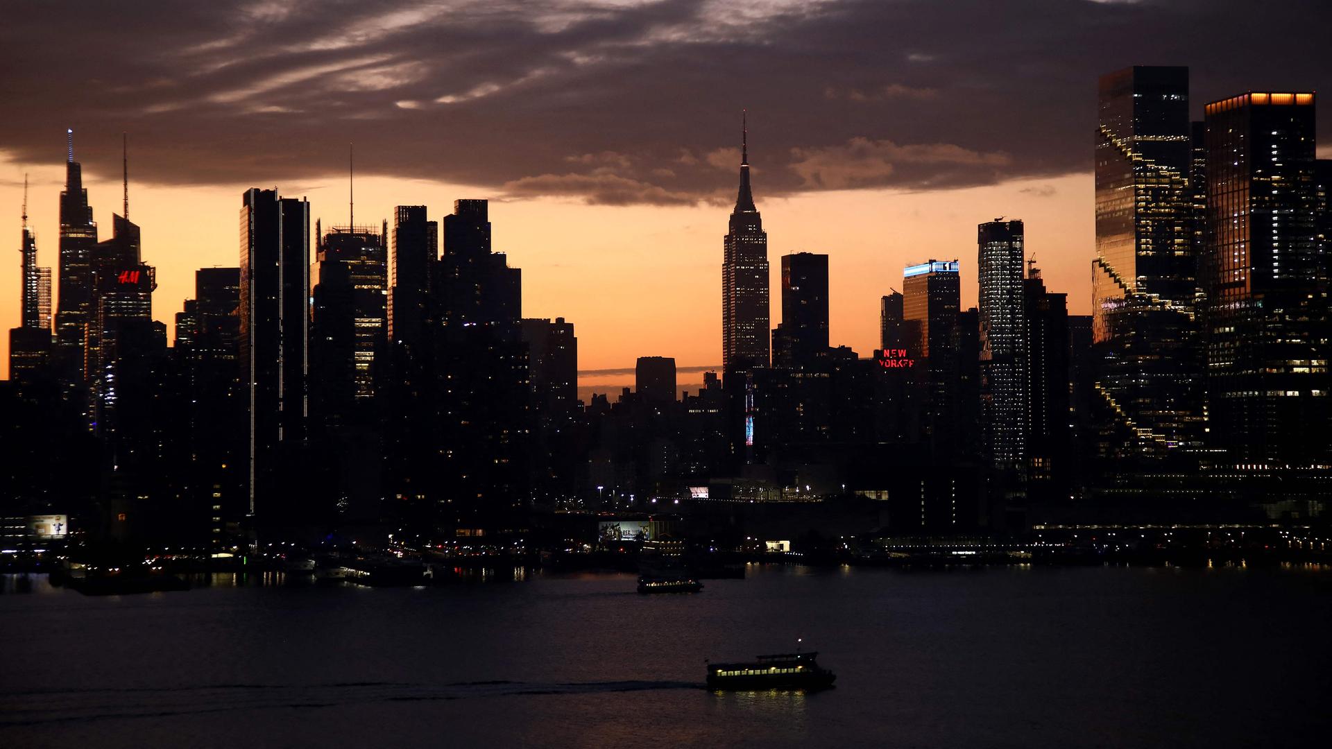 Skyline von Manhattan in der Abenddämmerung