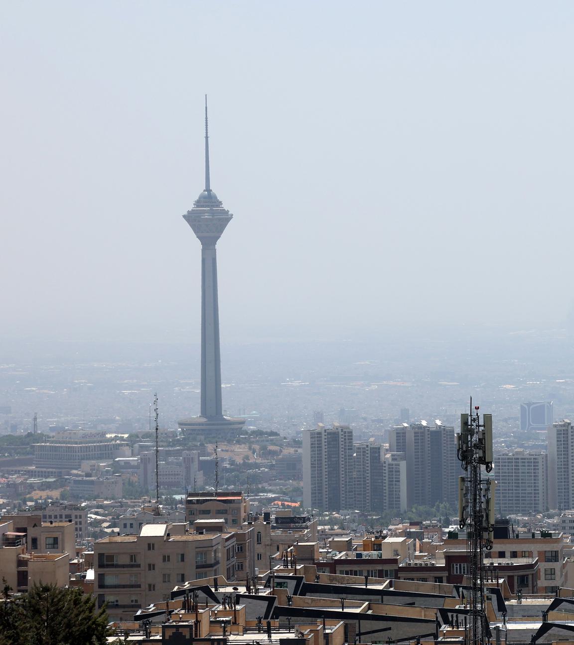 Wohngebäude und die Skyline der Stadt Teheran