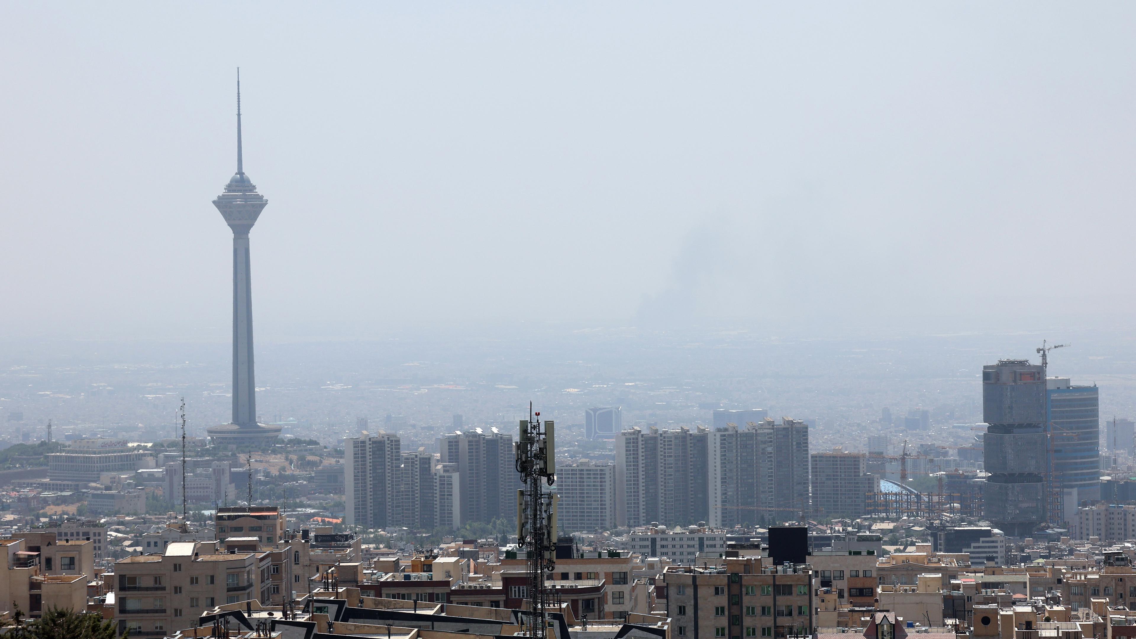 Wohngebäude und die Skyline der Stadt Teheran