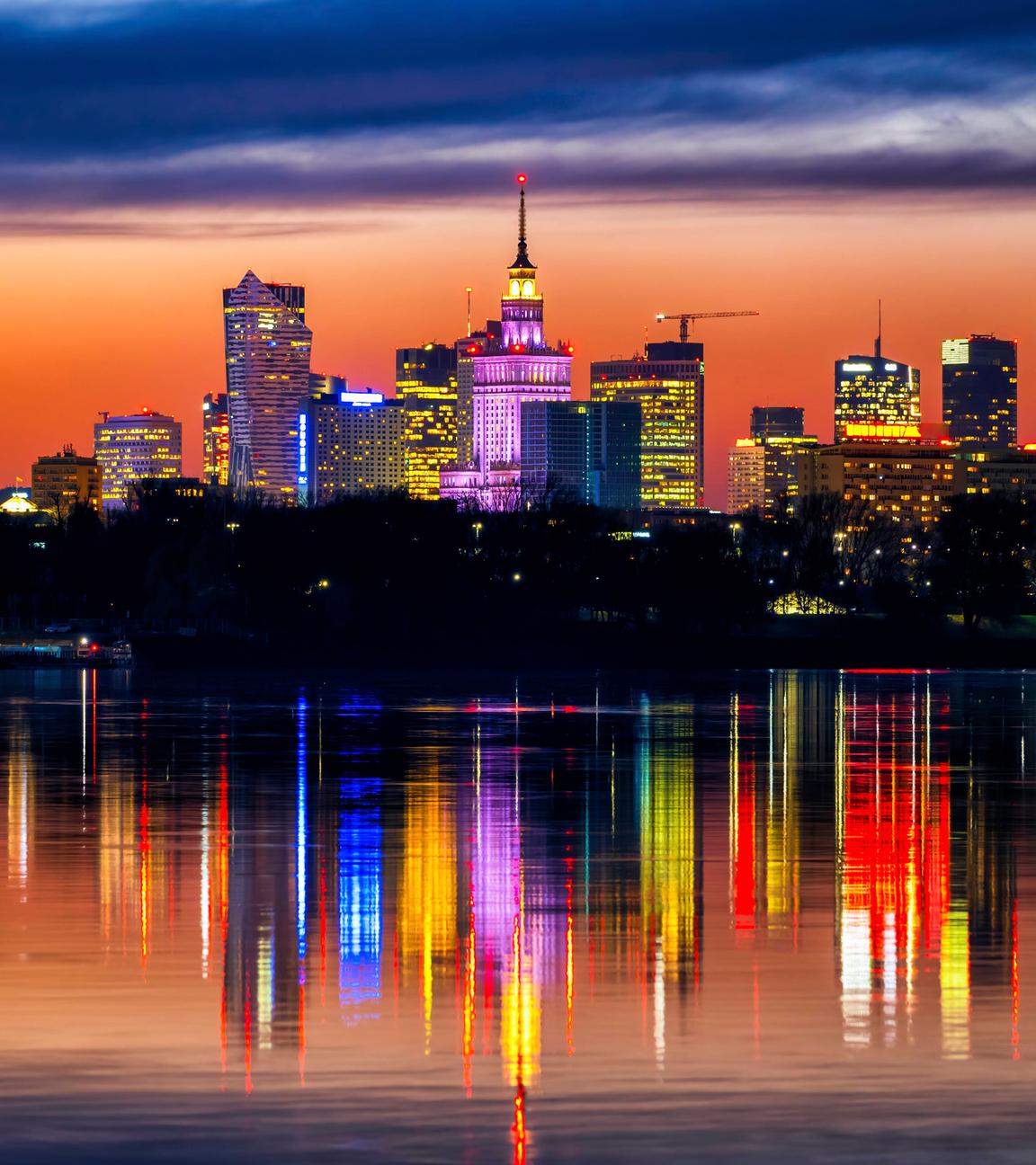 Die Skyline von Warschau bei Dämmerung.