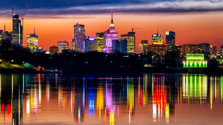 Die Skyline von Warschau bei Dämmerung.