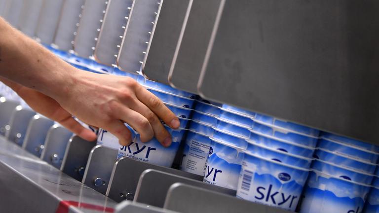 Skyr wird im Werk Erfurt der DMK Deutsches Milchkontor GmbH in Becher abgefüllt (Archivfoto)