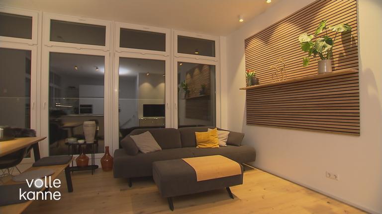 fertige Slatwall an der Wand