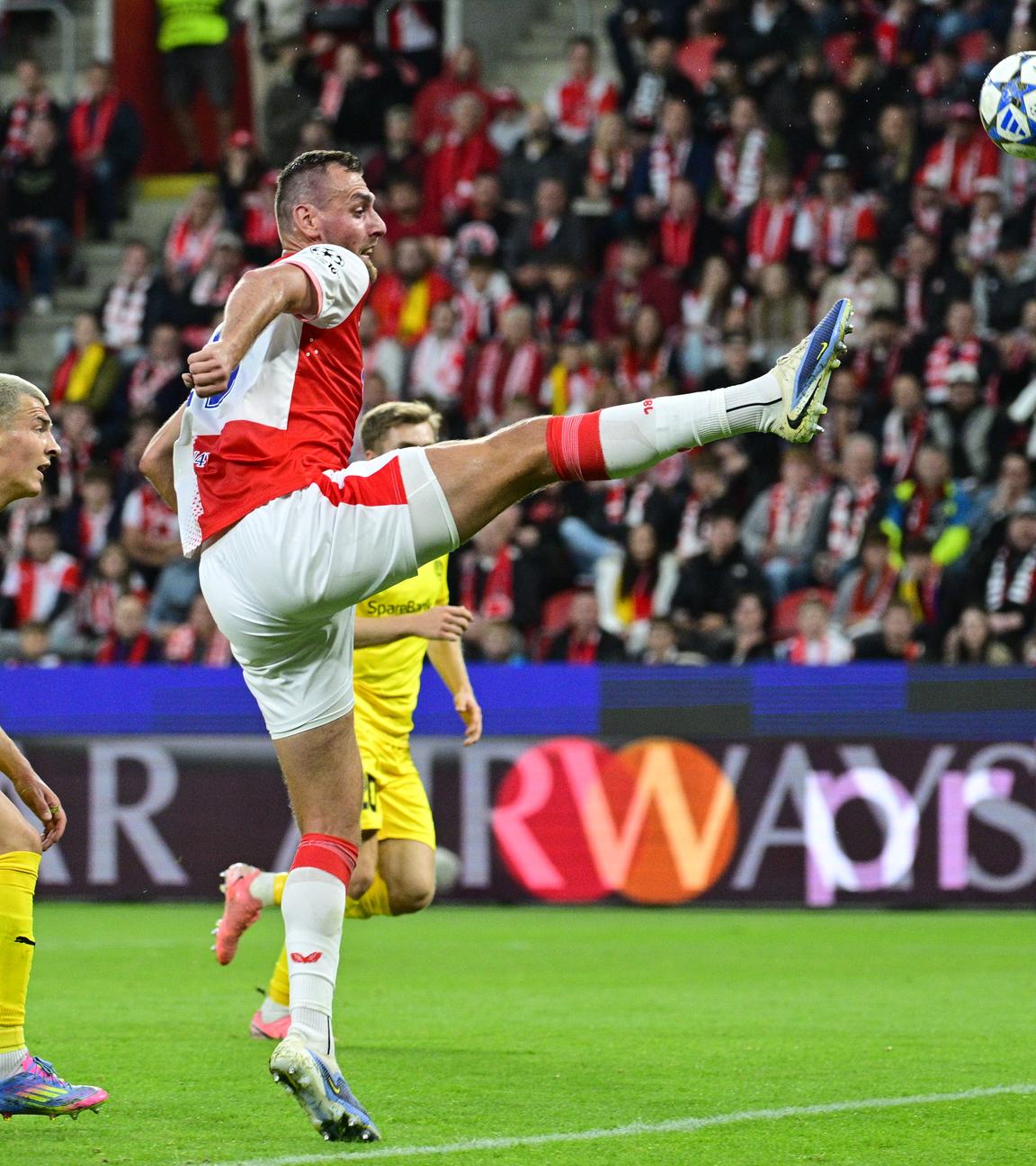 Tomas Chory (Slavia) und Jostein Maurstad Gundersen (Bodø/Glimt) kämpfen um den Ball.