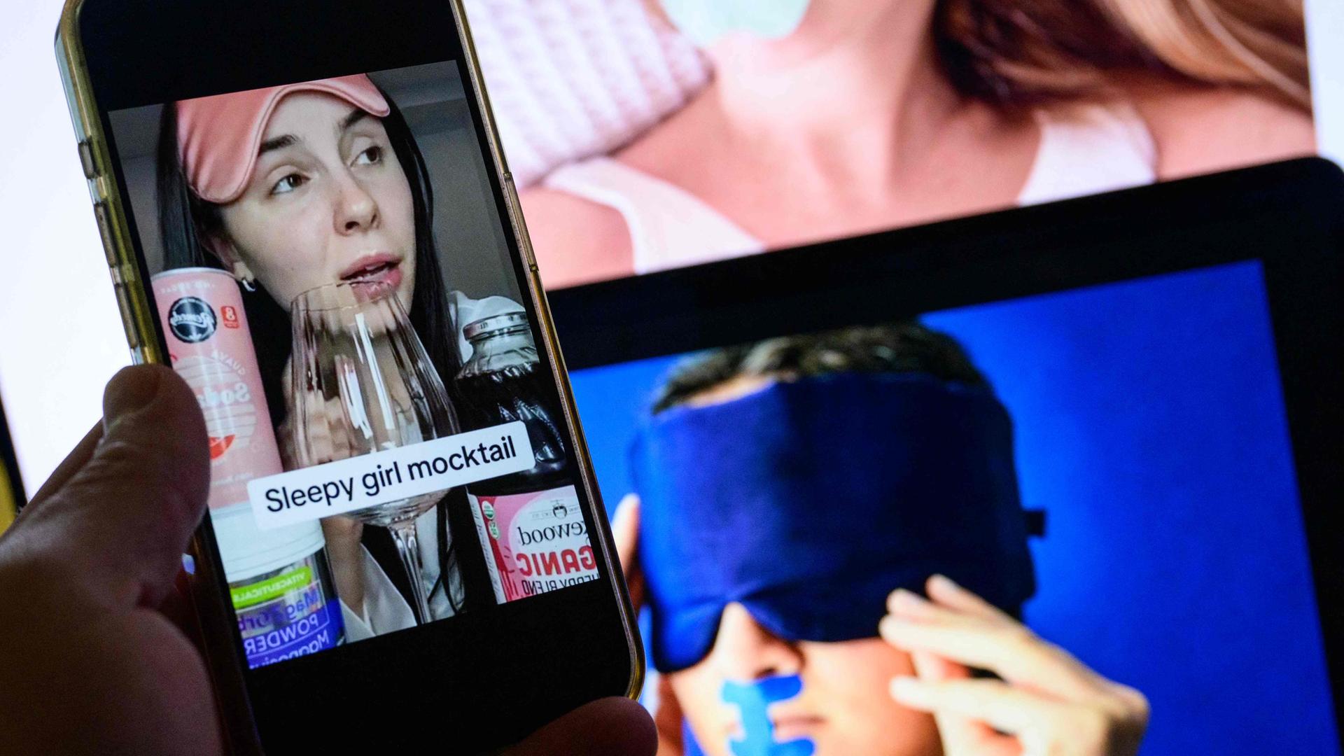 Verschiedene Displays zeigen junge Frauen auf TikTok, die Sleepmaxxing betreiben mit Masken, Mouthtaping und Medikamenten zum Einschlafen.