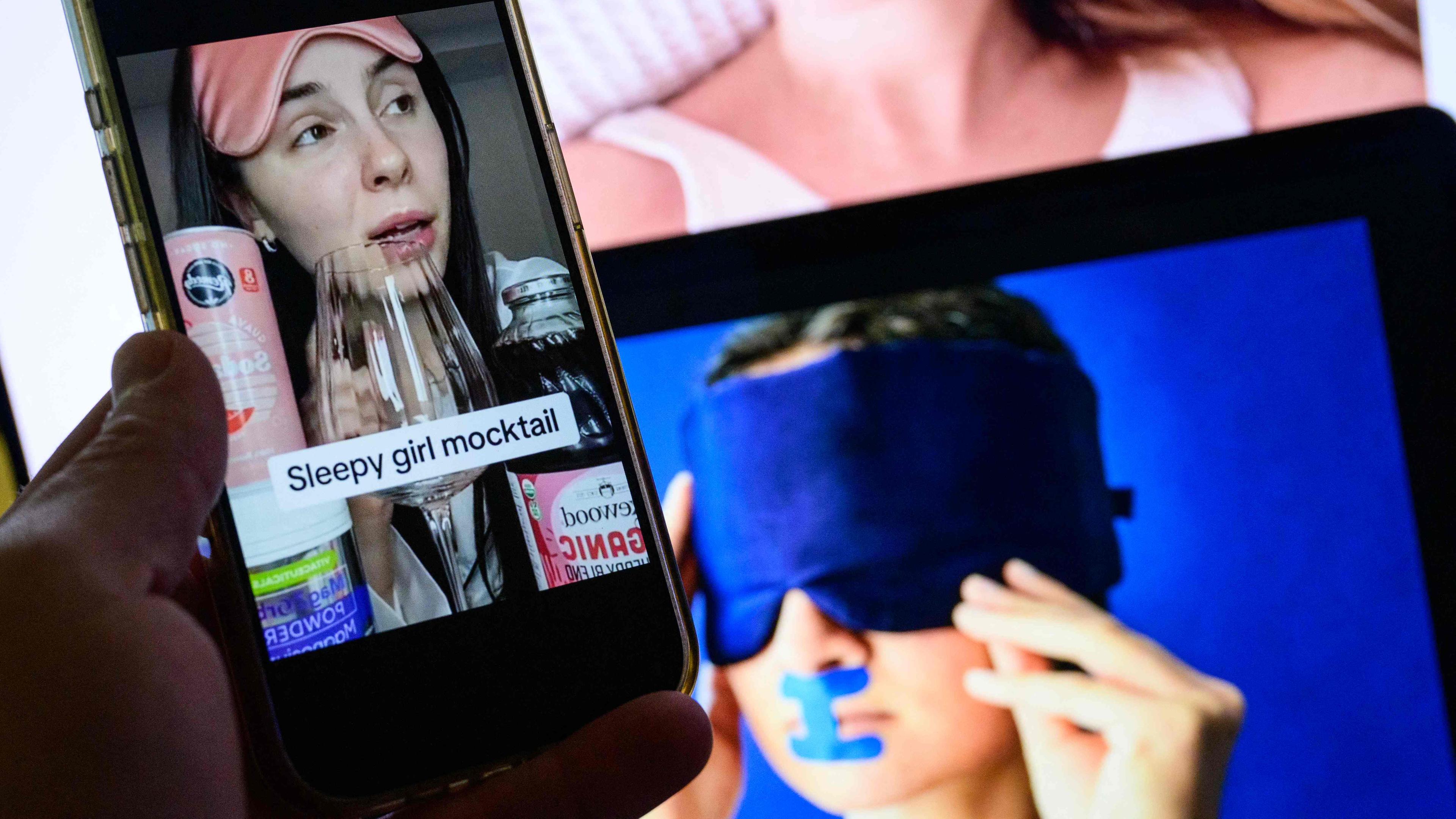 Verschiedene Displays zeigen junge Frauen auf TikTok, die Sleepmaxxing betreiben mit Masken, Mouthtaping und Medikamenten zum Einschlafen.