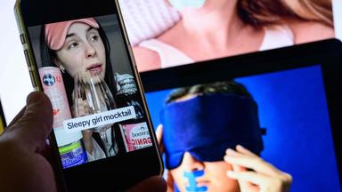 Verschiedene Displays zeigen junge Frauen auf TikTok, die Sleepmaxxing betreiben mit Masken, Mouthtaping und Medikamenten zum Einschlafen.