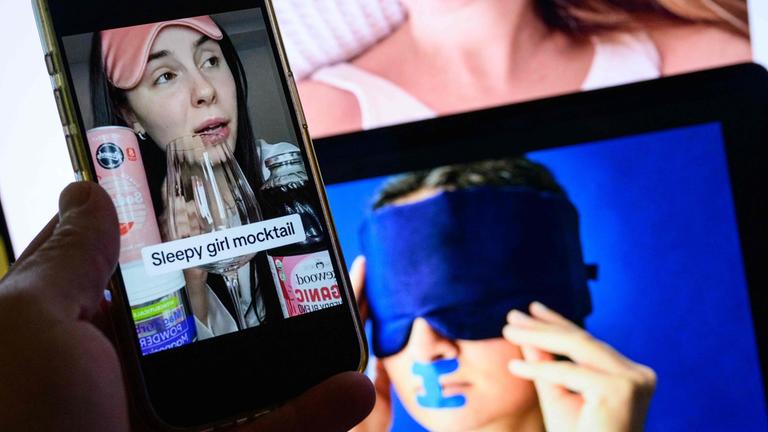 Verschiedene Displays zeigen junge Frauen auf TikTok, die Sleepmaxxing betreiben mit Masken, Mouthtaping und Medikamenten zum Einschlafen.