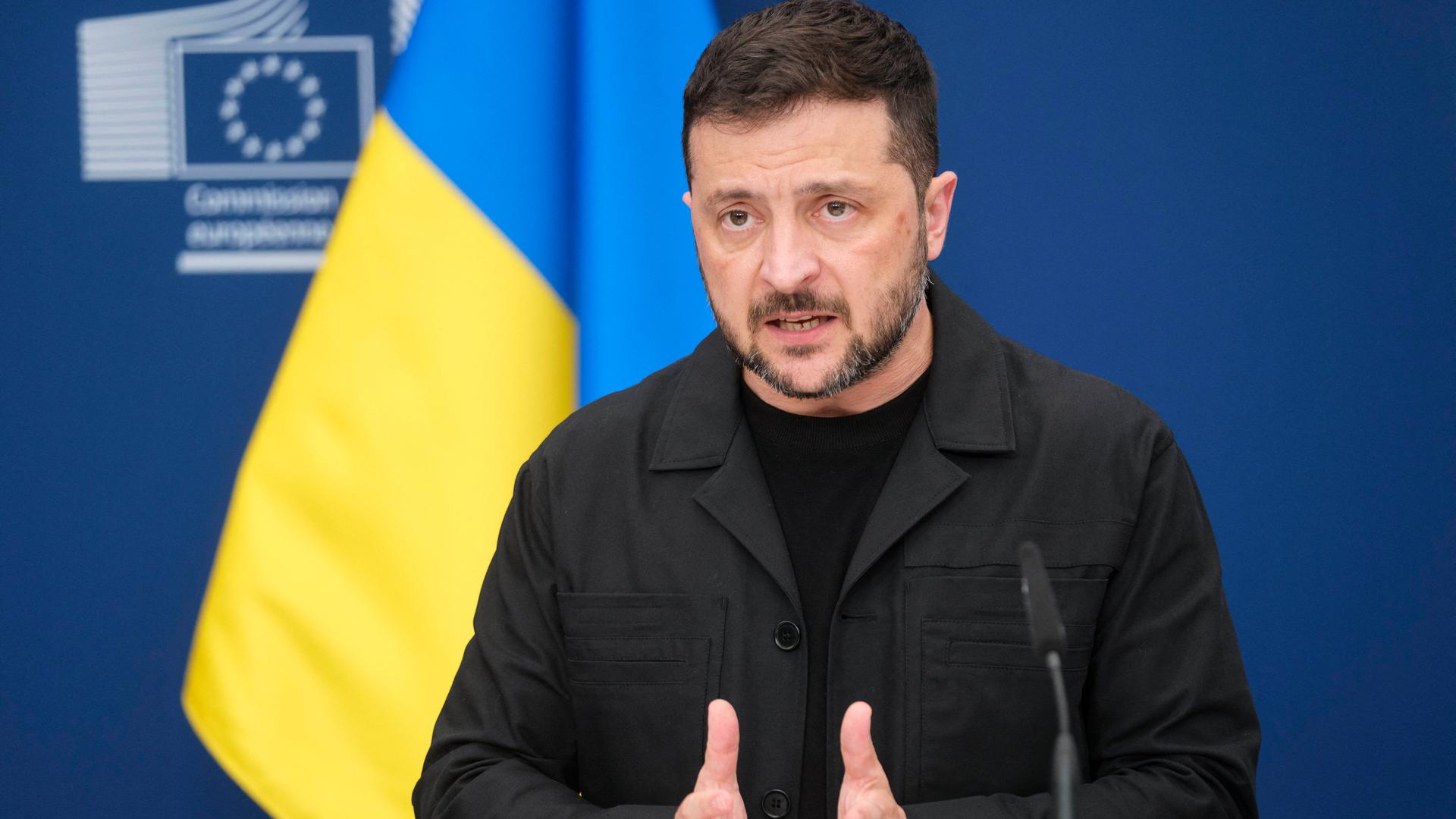 Die Präsidentin der Europäischen Kommission, Ursula von der Leyen, empfängt den ukrainischen Präsidenten Wolodymyr Selenskyj.