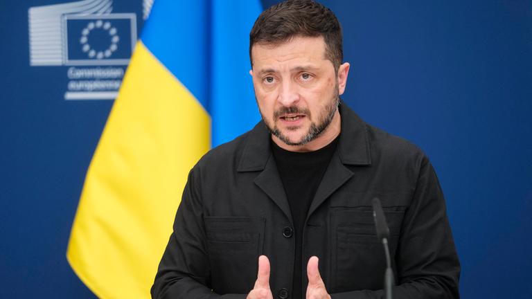 Die Präsidentin der Europäischen Kommission, Ursula von der Leyen, empfängt den ukrainischen Präsidenten Wolodymyr Selenskyj.