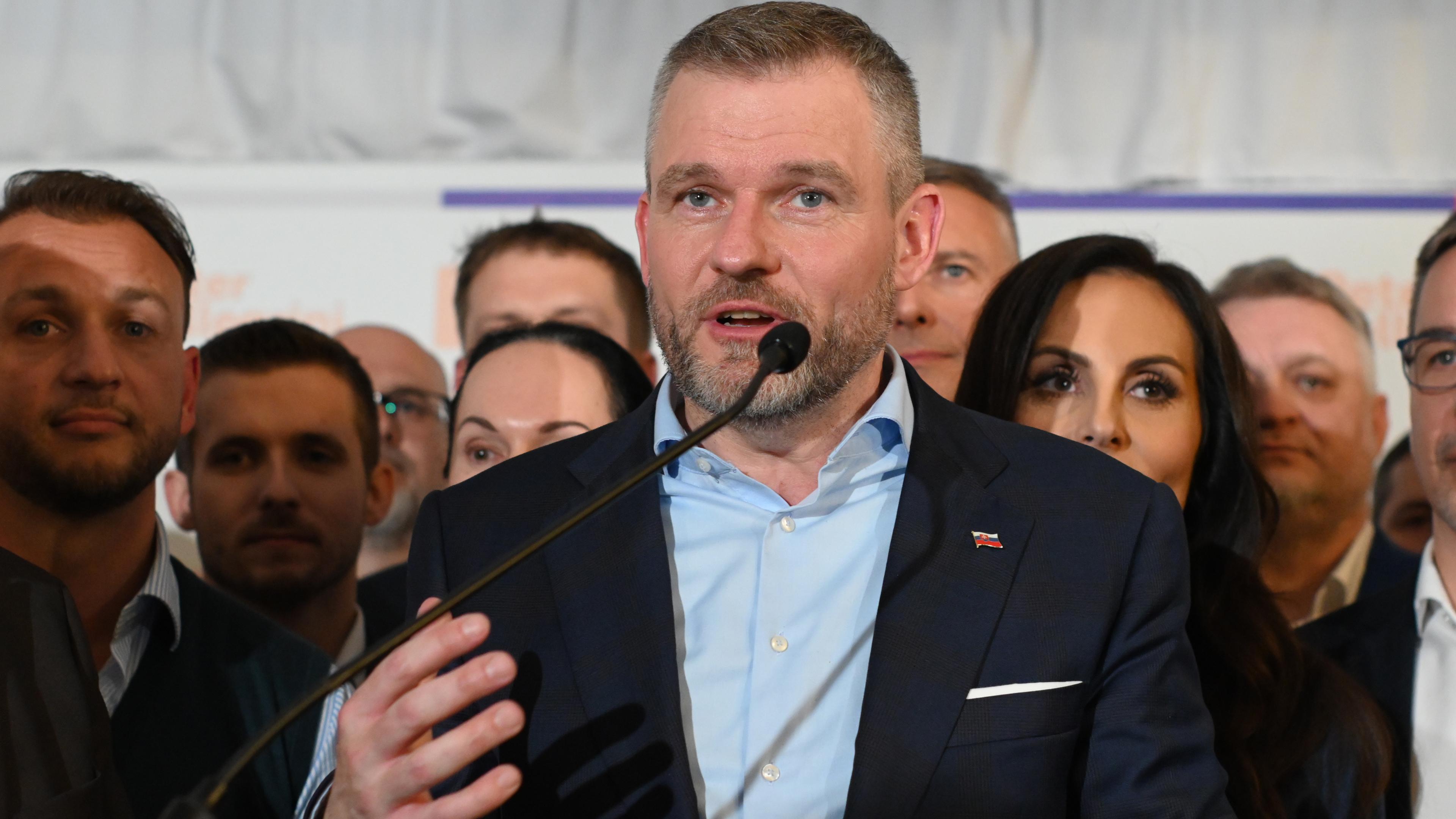 Slowakei, Bratislava: Peter Pellegrini, derzeitiger Sprecher des slowakischen Nationalrats und neu gewählter slowakischer Präsident, spricht zu den Journalisten in seiner Wahlkampfzentrale in Bratislava.