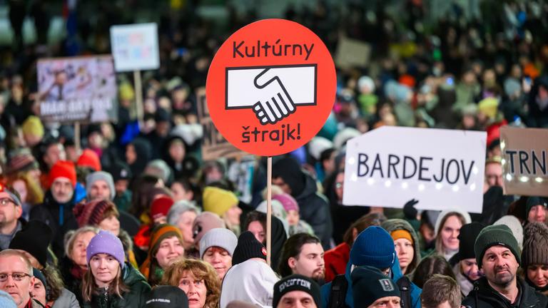 Ein Protest zur Unterstützung der slowakischen Kultur unter dem Motto "Für die Zukunft der Kultur" findet in der Innenstadt von Bratislava statt