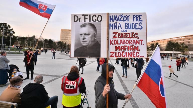 Eine demonstrierende Menschenmenge mit slowakischen Fahnen und Plakaten.