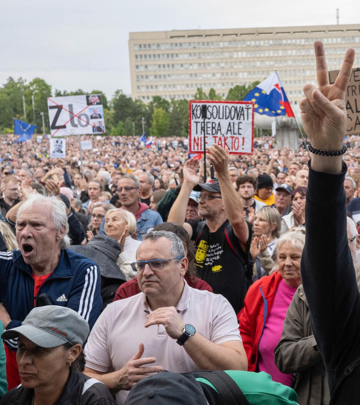 lowakei, Bratislava: Menschen nehmen an einer Demonstration der Oppositionsbewegung Progressive Slowakei gegen die von der Regierung angekündigten Konsolidierungsmaßnahmen für das nächste Jahr teil.