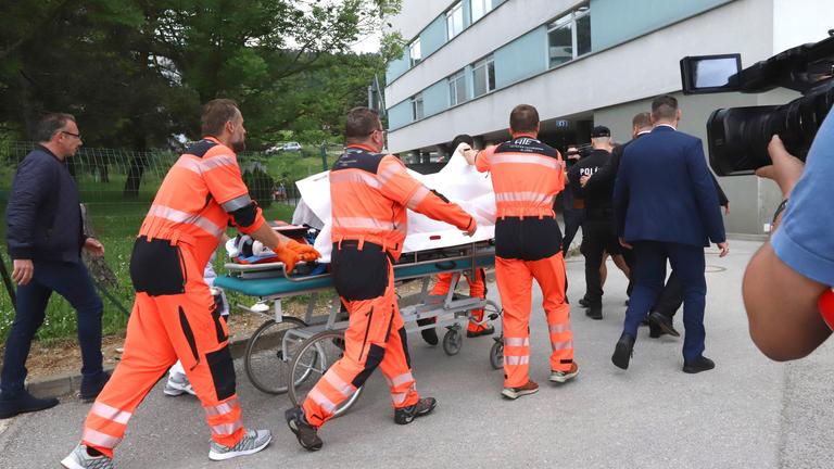 Rettungskräfte bringen den angeschossenen und verletzten slowakischen Ministerpräsidenten Robert Fico in ein Krankenhaus