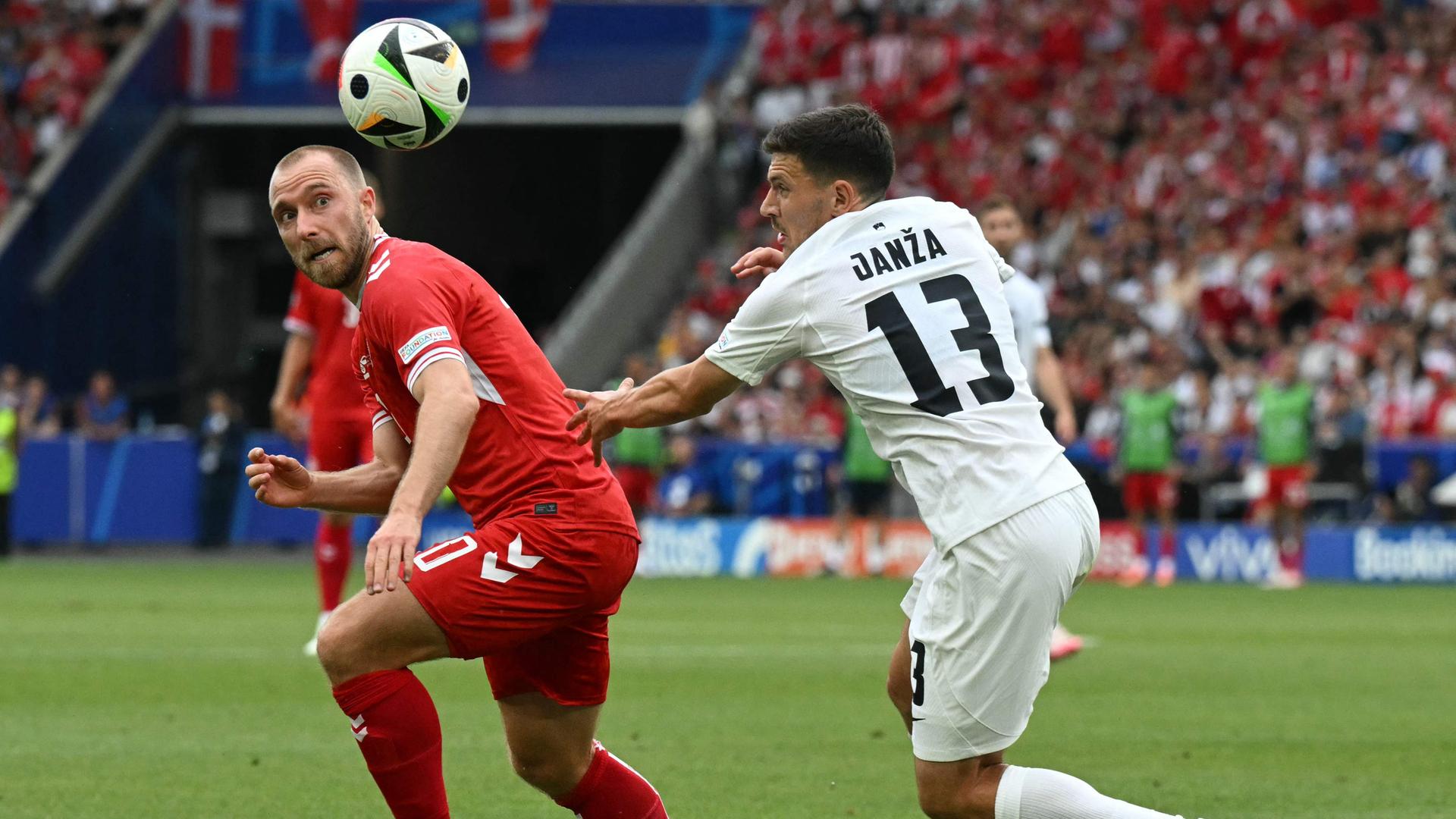 Christian Eriksen (Dänemark) und Erik Janza im Zweikampf.