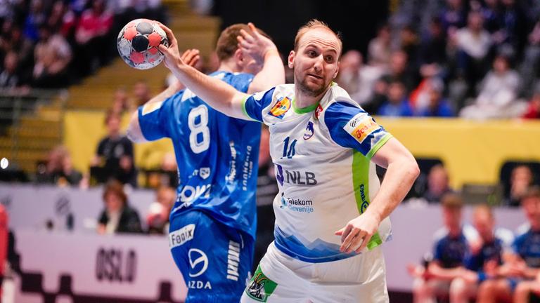 Domen Tajnik kommt frei zum Wurf.